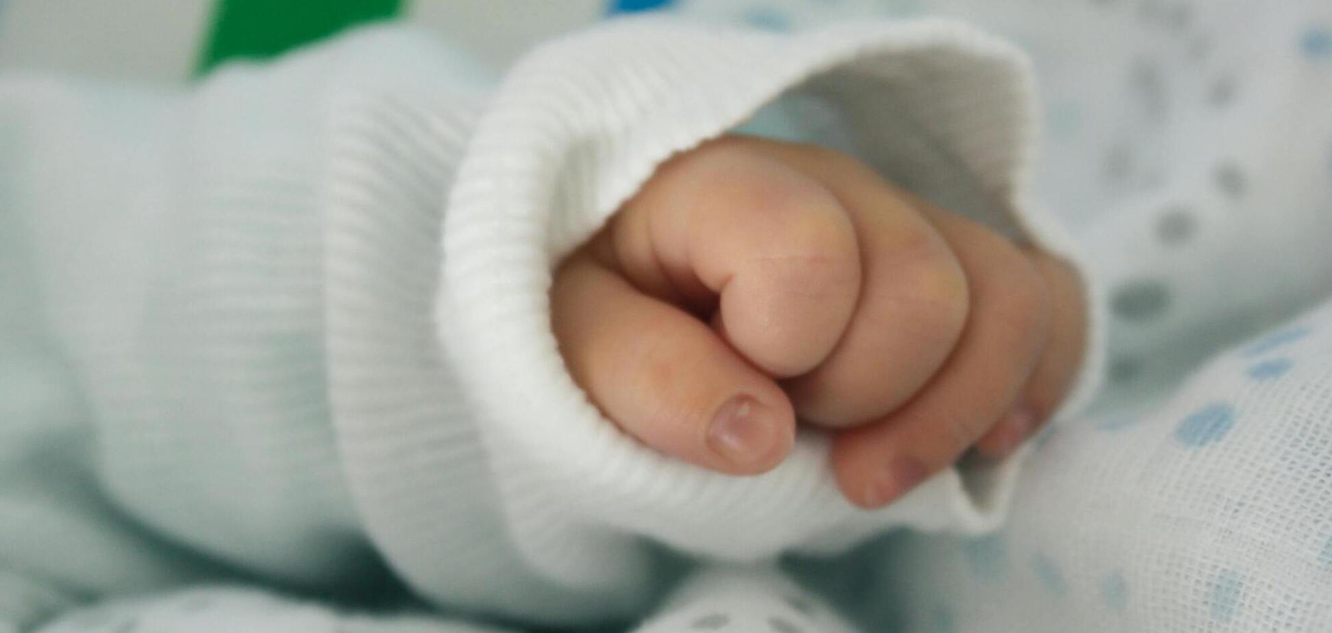 В Тернопольской области возле заброшенного магазина нашли младенца: полиция ищет мать