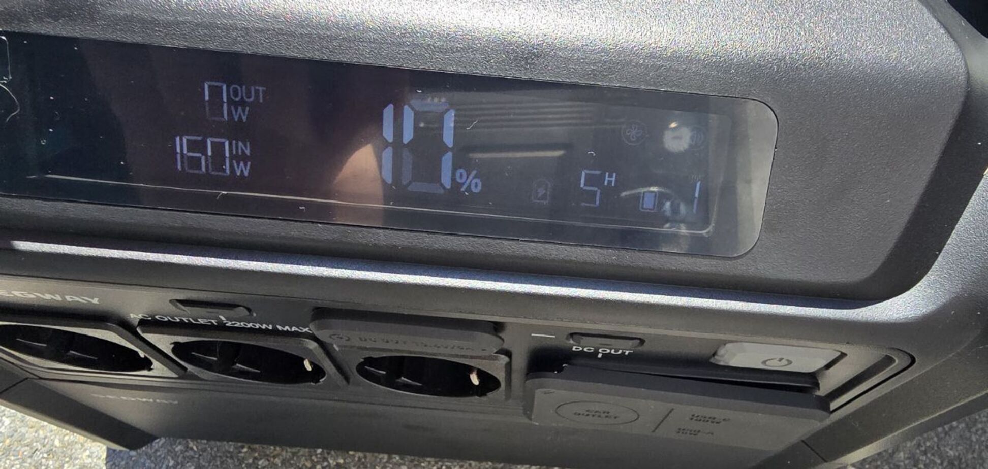 Подключенная к панели солнечная станция