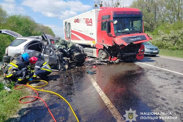 Зіштовхнулися легковик та вантажівка: у ДТП на Львівщині загинули троє людей. Фото