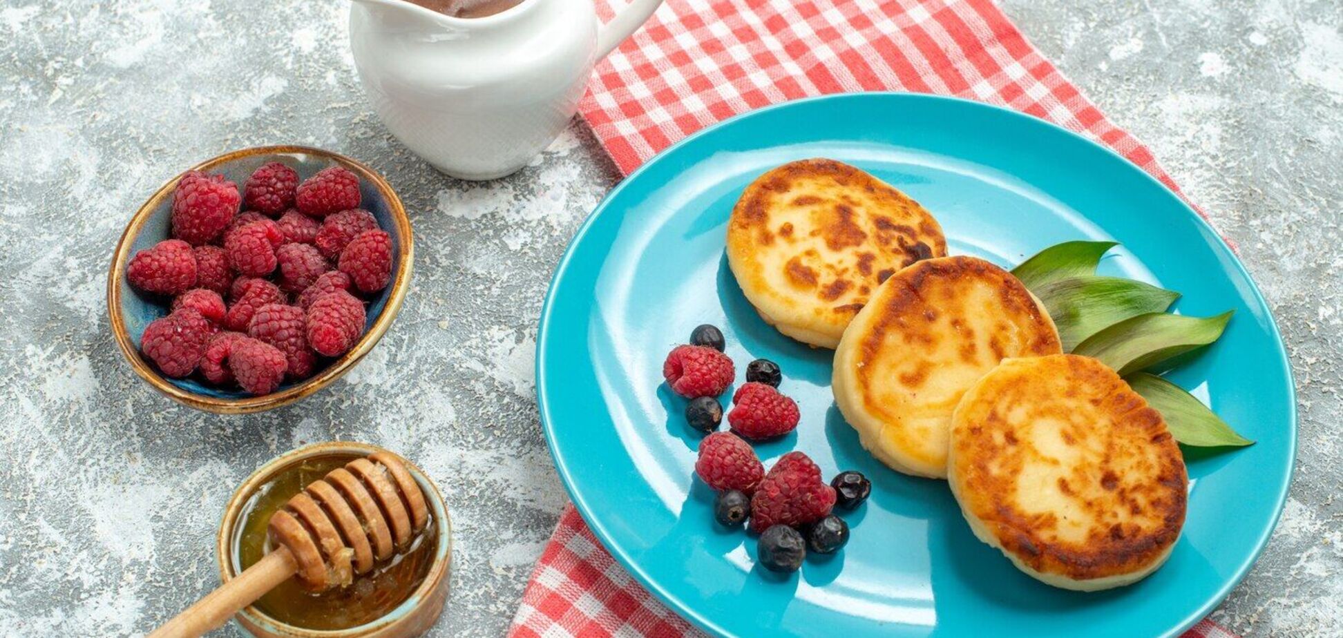 Названы точные пропорции для приготовления сырников: изделия точно не распадутся и не будут гореть