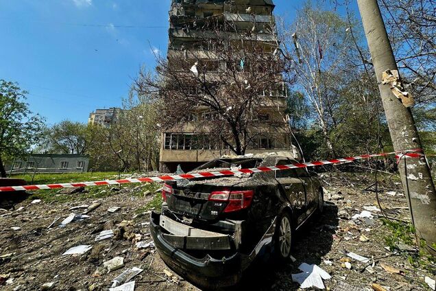 Оккупанты нанесли удар по Запорожью: повреждена многоэтажка, погибла женщина, среди пострадавших – дети. Фото и видео