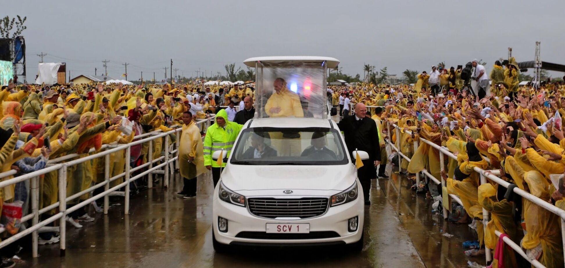 Знаменитый папамобиль: как выглядят авто, которые уже 100 лет используют Папы Римские