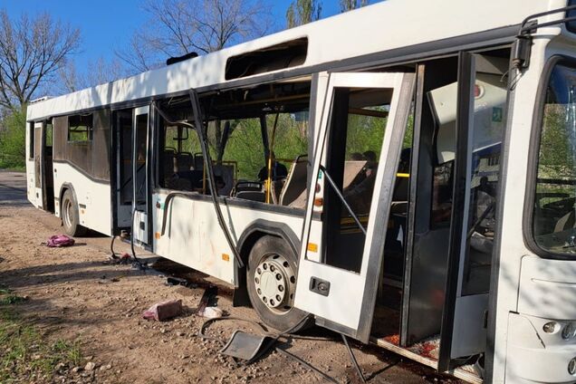 Оккупанты ударили дроном-камикадзе по автобусу с работниками предприятия в Марганце: погибли 9 человек, 54 пострадали. Фото и видео