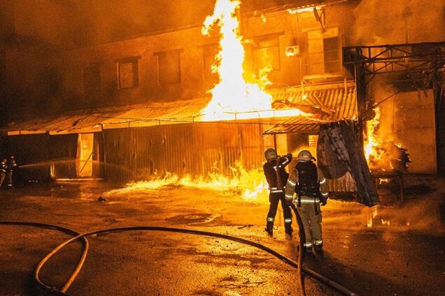 Росія вдарила по Харкову 'Шахедами': на місці прильотів спалахнули пожежі. Фото і відео