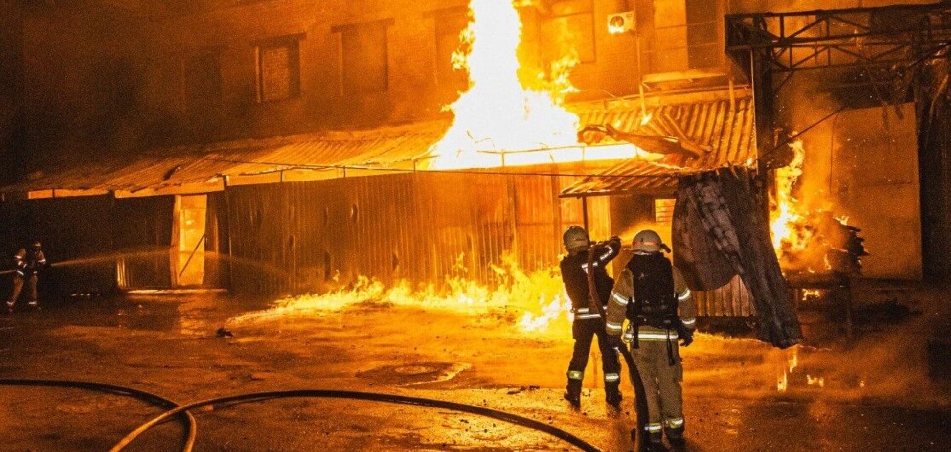 Россия ударила по Харькову 'Шахедами': на месте прилетов вспыхнули пожары. Фото и видео