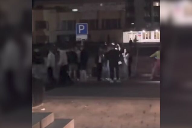 В Ривненской области компания молодежи устроила танцы вблизи аллеи погибших героев и поплатилась