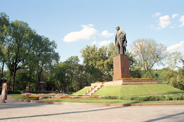 'Пам’ятник' кого или 'кому': как говорить правильно