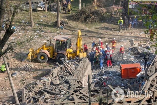 Находился под завалами более шести часов: в Киеве из-под руин дома после удара РФ спасли мужчину. Фото и видео