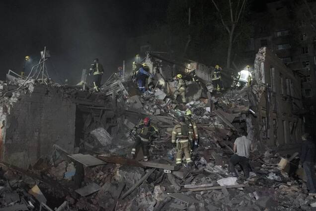 Одна из самых массированных вражеских атак: в полиции показали первые минуты после удара РФ по Киеву. Видео