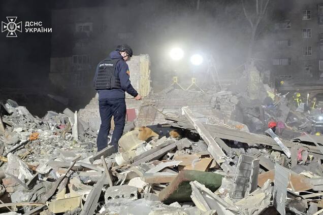 'Из-под руин слышны телефонные звонки': в Киеве продолжается спасательная операция после удара РФ, под завалами ищут детей. Фото и видео
