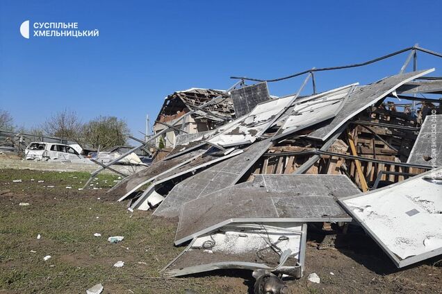 'Тікали з дітьми': мешканка Хмельниччини, син якої постраждав від удару РФ, розповіла про атаку та її наслідки. Відео
