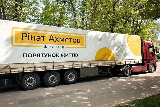 Фонд Ріната Ахметова відправив у Полтаву допомогу для переселенців із Світлодарської громади