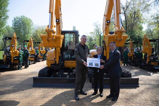 'Киевзеленстрой' получил 13 современных мини-экскаваторов KATO от Японии. Фото