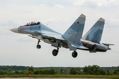 На аэродроме в Ростове-на-Дону силы сопротивления сожгли истребитель Су-30СМ. Видео