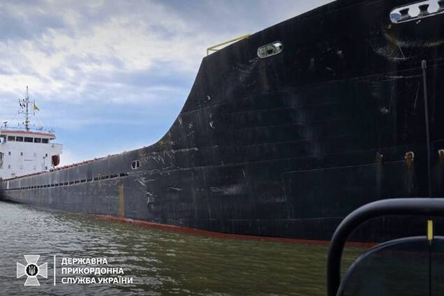 Фальшивий прапор не допоміг: у Чорному морі затримали судно РФ із краденим зерном з Криму. Фото