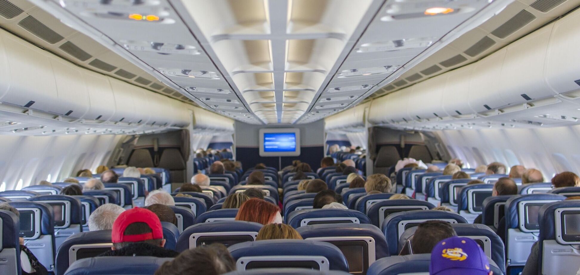 Що не можна робити на борту літака: ці правила повинні знати всі