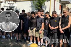 Принесли портрет и цветы: в Киеве школьники и друзья почтили память 17-летнего Даниила, которого убила вражеская ракета. Фото