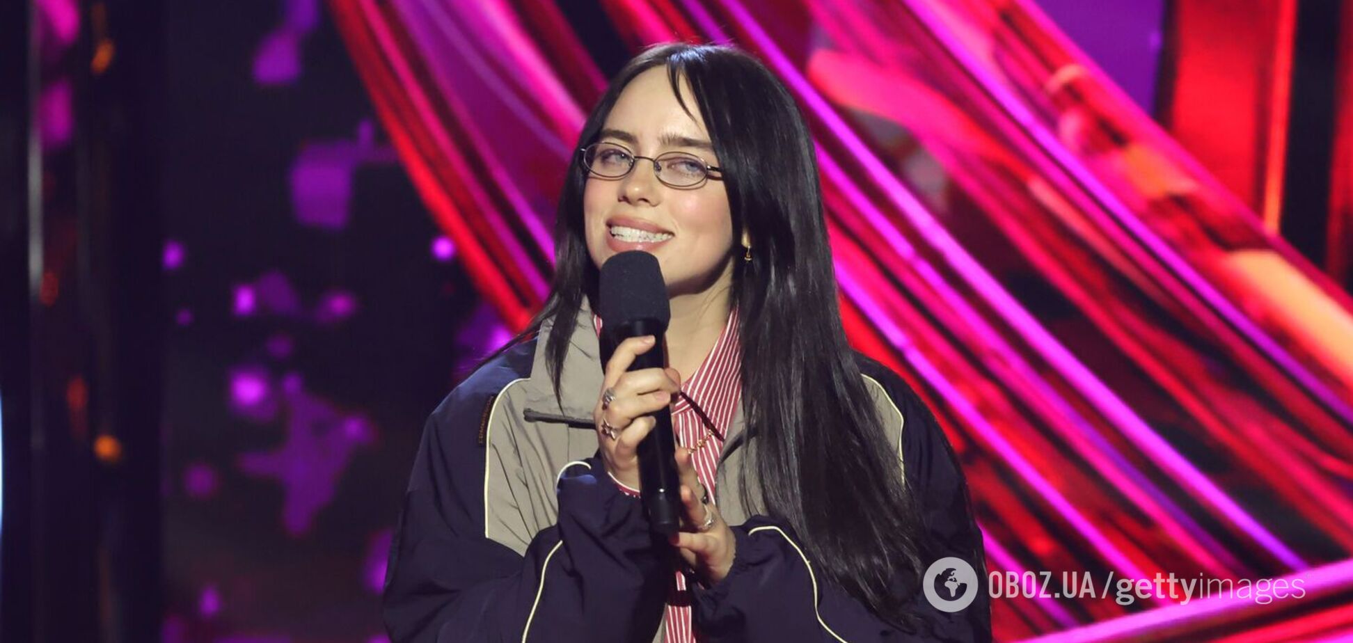 Украинец бросил флаг на сцену Билли Айлиш: реакция певицы удивила и разозлила сеть. Видео