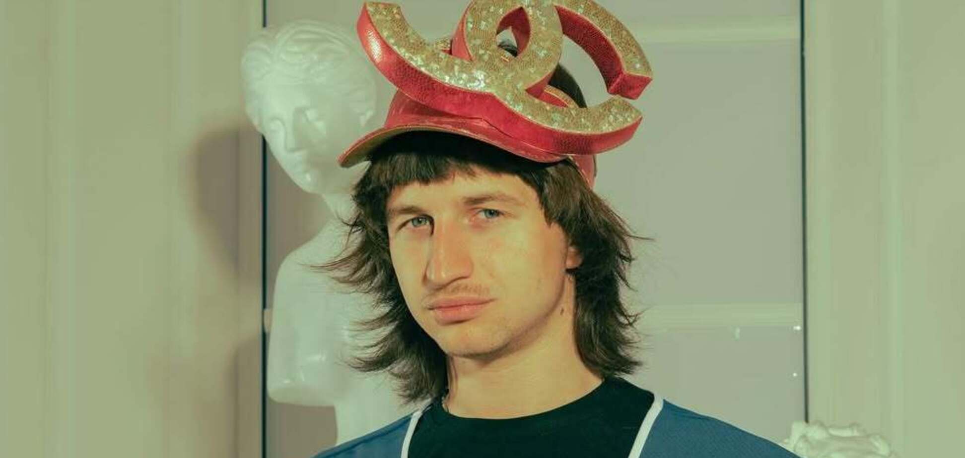 'Барахолка' в гостиной и белье на полу: комик Повар показал свою двухуровневую 'трэш-хату' в центре Киева, которую снимает за 12 тысяч грн