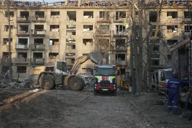 У Києві завершили пошуково-рятувальні роботи на місці російської атаки по житловому будинку. Фото