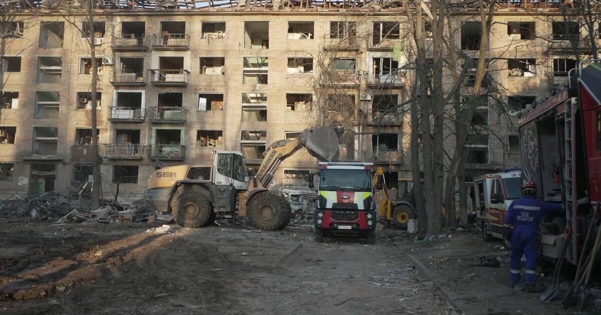 У Києві завершили пошуково-рятувальні роботи на місці російської атаки по житловому будинку. Фото