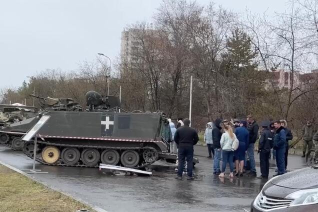 Ударило люком БТР: в РФ на выставке захваченной техники ВСУ погиб ребенок