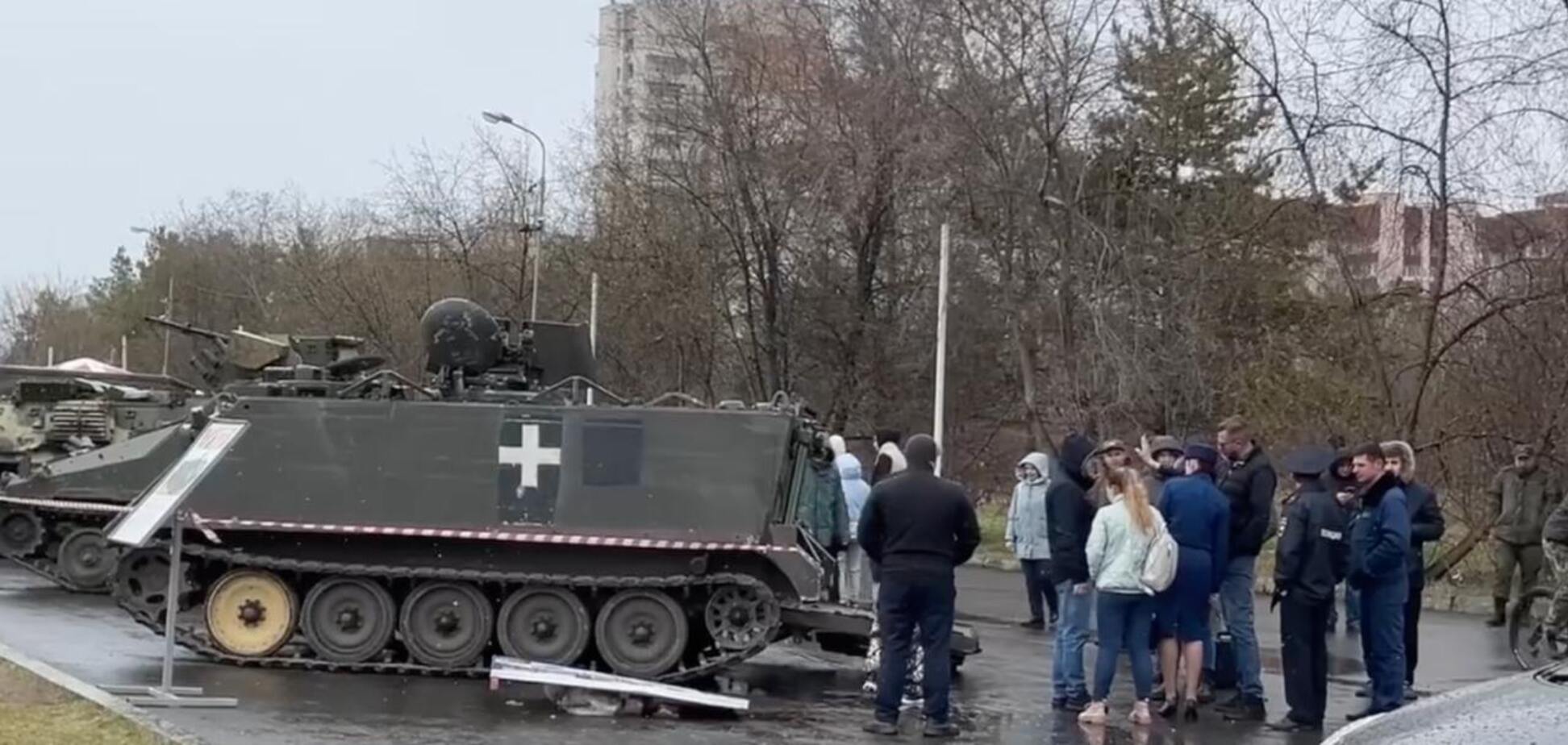 Ударило люком БТР: в РФ на выставке захваченной техники ВСУ погиб ребенок