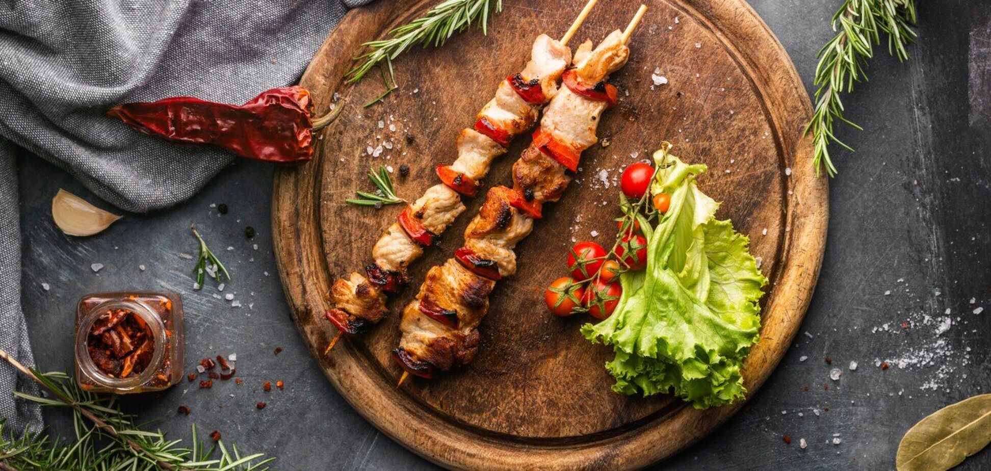 Сочный шашлык в маринаде с газировкой: мясо получится идеальным