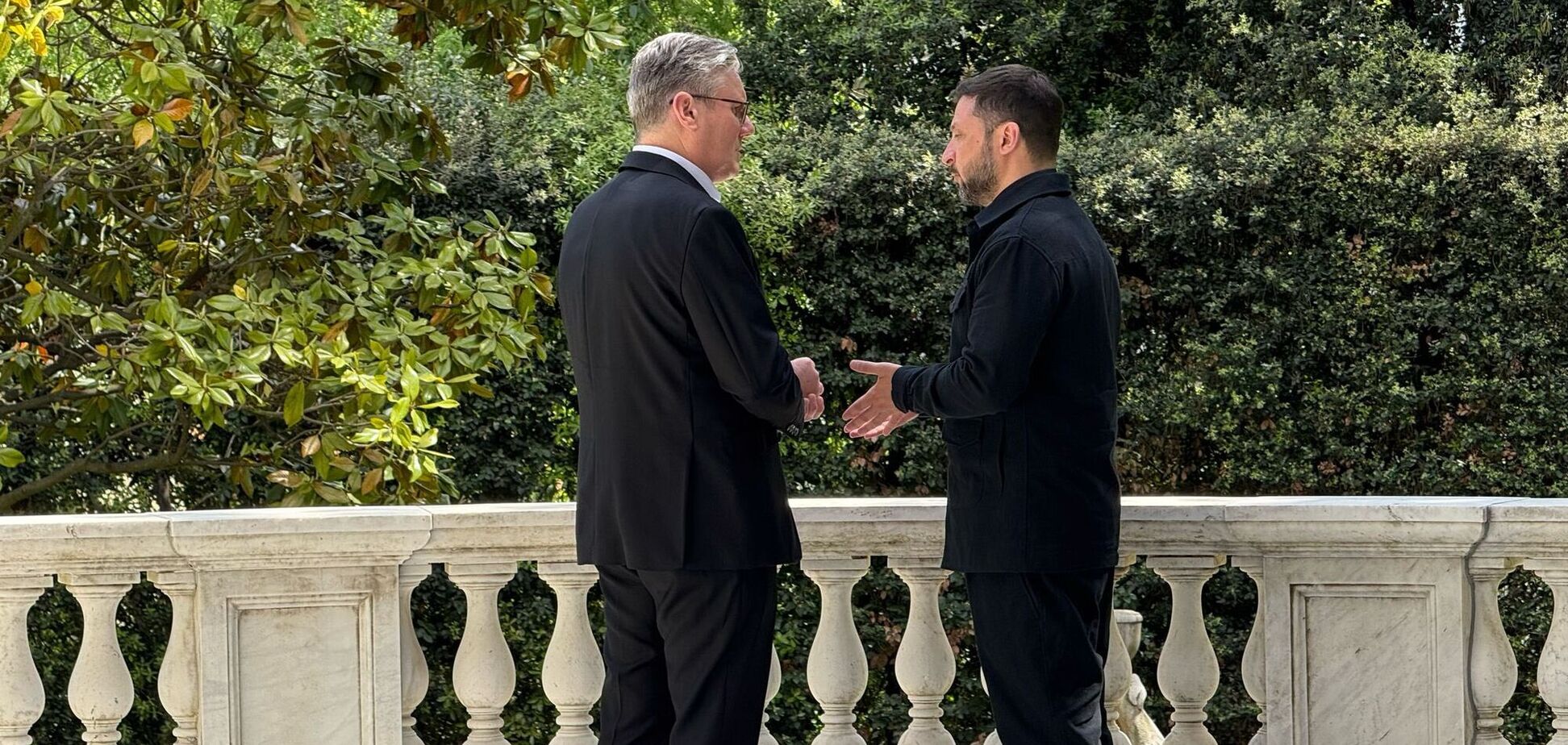 Зеленский в Риме встретился со Стармером: о чем говорили. Видео