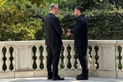 Зеленский в Риме встретился со Стармером: о чем говорили. Видео