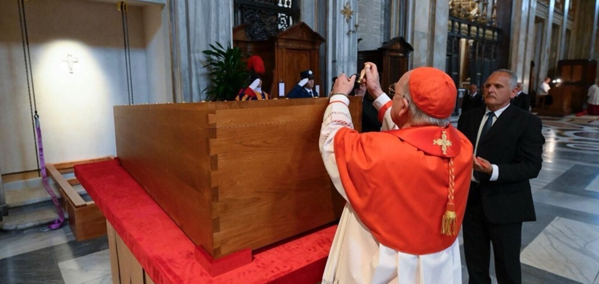 Папу Франциска похоронили в базилике Пресвятой Марии: кого допустили на закрытую церемонию. Фото