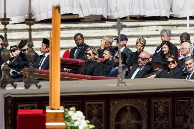 'Єдність світу': Зеленські висловили вдячність на прощанні з Папою Римським. Фото