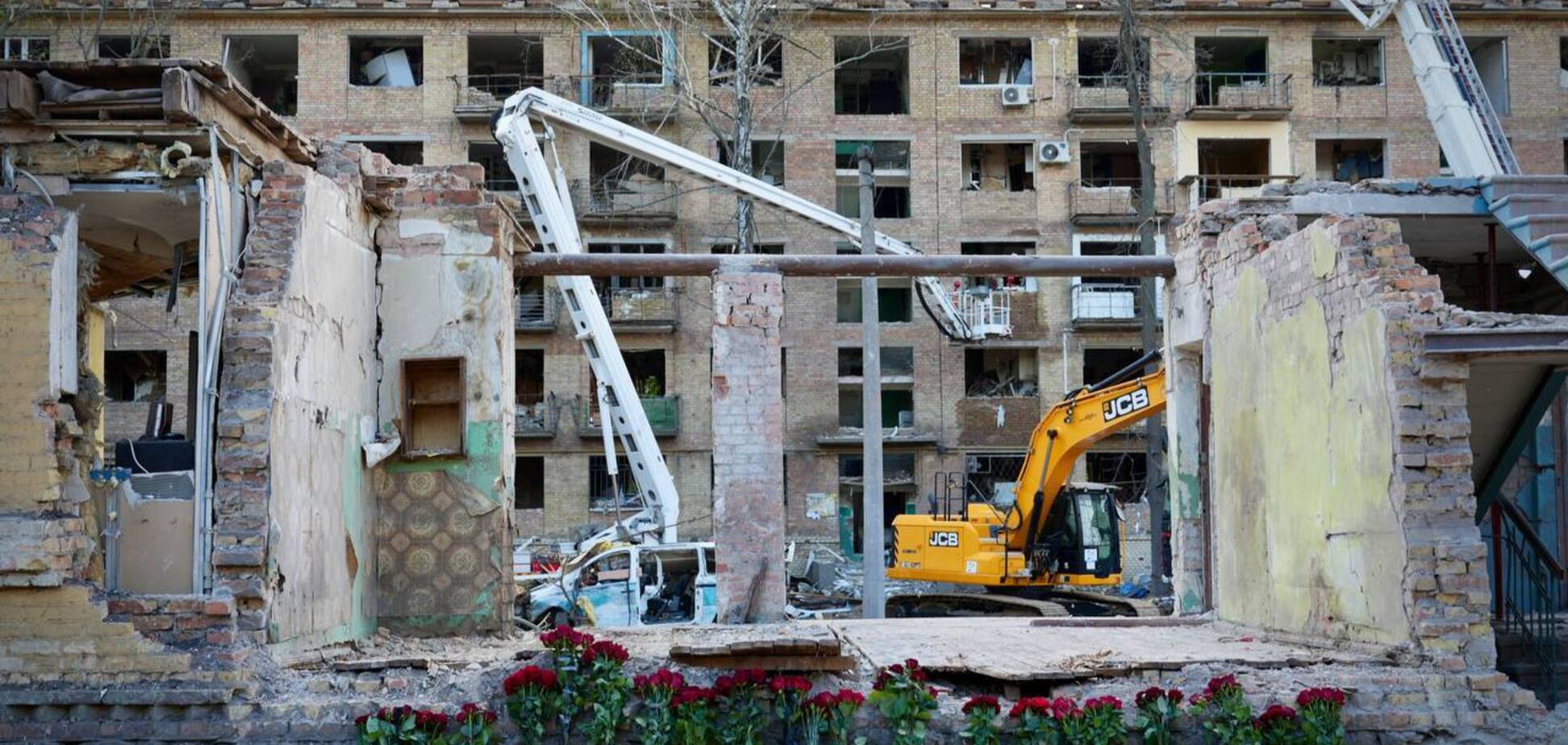 У Святошинському районі Києва завершили ліквідацію наслідків російського удару, від якого загинули 12 людей. Фото