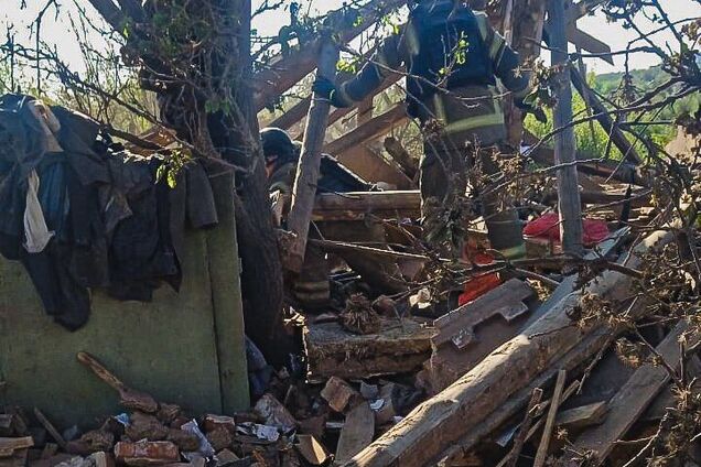 В Харьковской области из-под завалов достали тело мужчины после атаки врага по Купянску. Фото