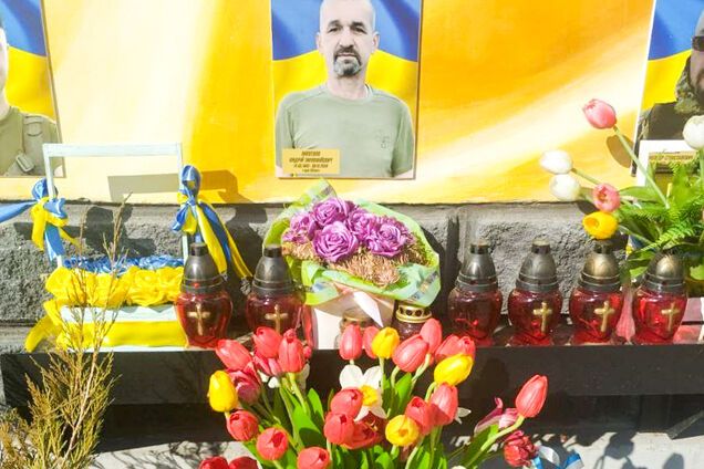 На Рівненщині хлопець вкрав квіти зі стели загиблих Героїв та подарував дівчині