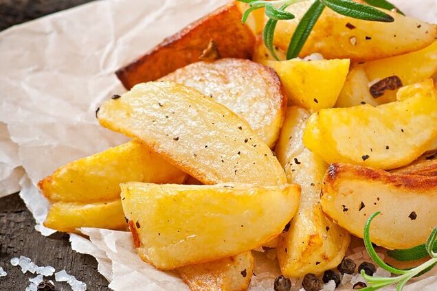 Хрустка і золотиста картопля по-селянськи на вечерю: ділимось найпростішим рецептом, який вийде у всіх