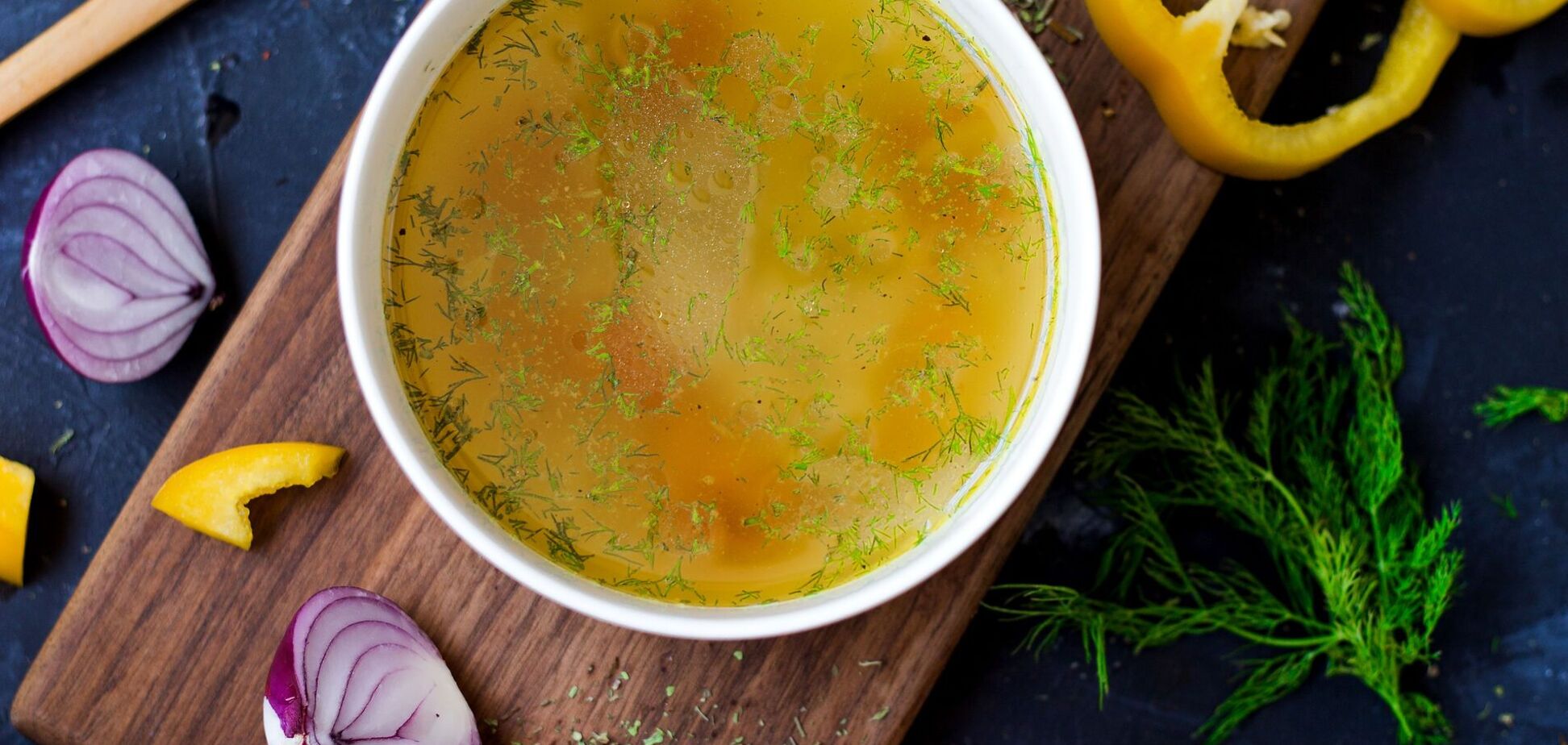 Как сварить прозрачный и наваристый бульон из курицы: делимся пошаговым рецептом