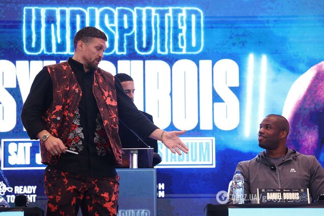 'Это не фотошоп. Они настоящие'. Усик совершил неожиданный поступок на пресс-конференции с Дюбуа. Видео