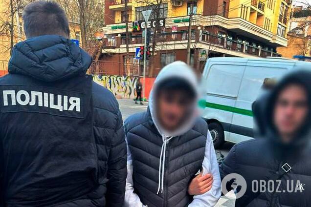 Ограбили женщину под предлогом обмена валют: в Киеве с поличным задержали двух злоумышленников. Фото