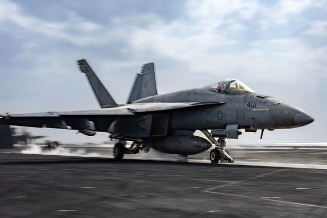 Упал за борт авианосца: США потеряли истребитель F/A-18 стоимостью более $60 млн в Красном море
