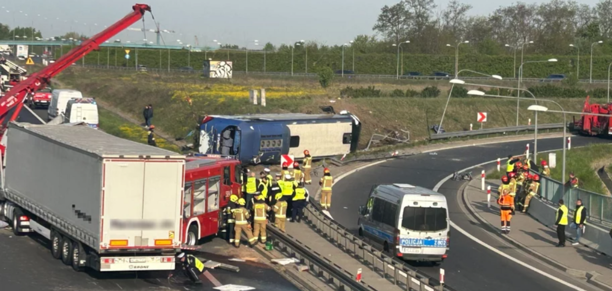 В Варшаве возле аэропорта в ДТП попал автобус с украинцами: есть пострадавшие. Фото