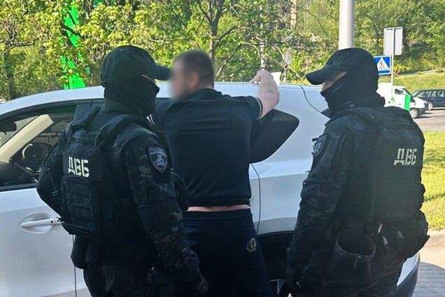 Обещал устроить уклониста в ГУР МО за $5 тыс.: в Киеве с поличным задержали злоумышленника. Фото
