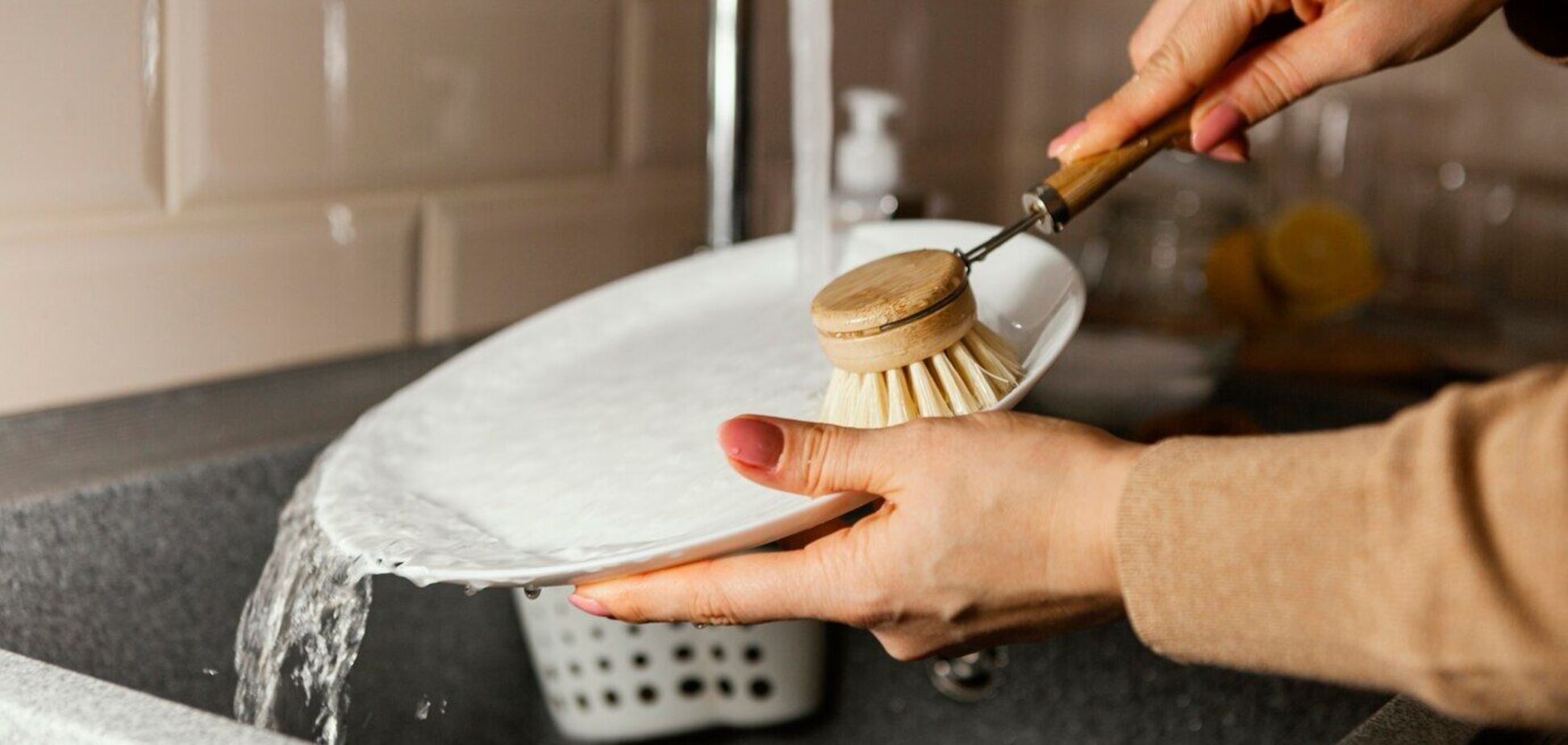 Вы неправильно моете посуду: как очистить тарелки от жира эффективно и экономно