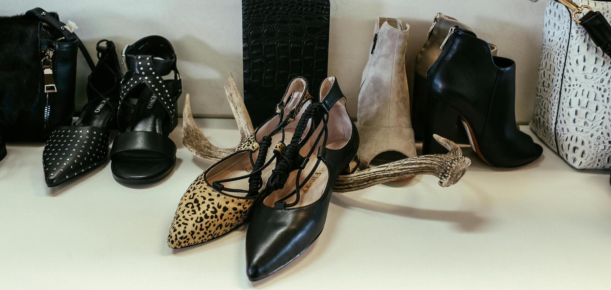 Выбросьте эту обувь: смелый хит прошлого года резко стал модным табу