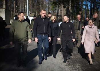 'Это было одно из самых циничных российских преступлений этой войны': Зеленский посетил школу на Черниговщине, где оккупанты удерживали украинцев. Фото