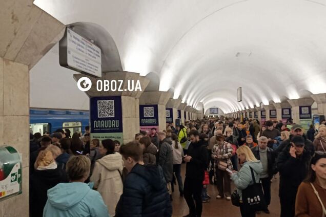 На синей ветке метро в Киеве человек попал под поезд: какие станции закрывали для пассажиров, движение возобновлено. Фото