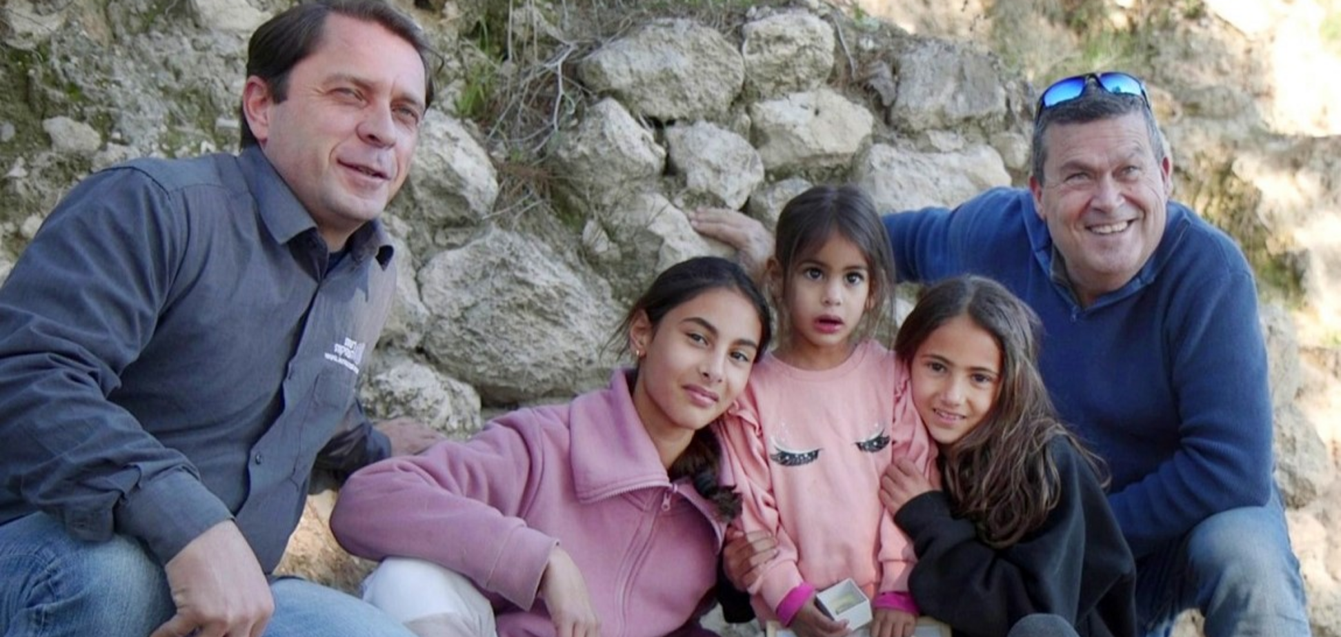 Трехлетняя девочка нашла на прогулке амулет, которому 3800 лет: фото