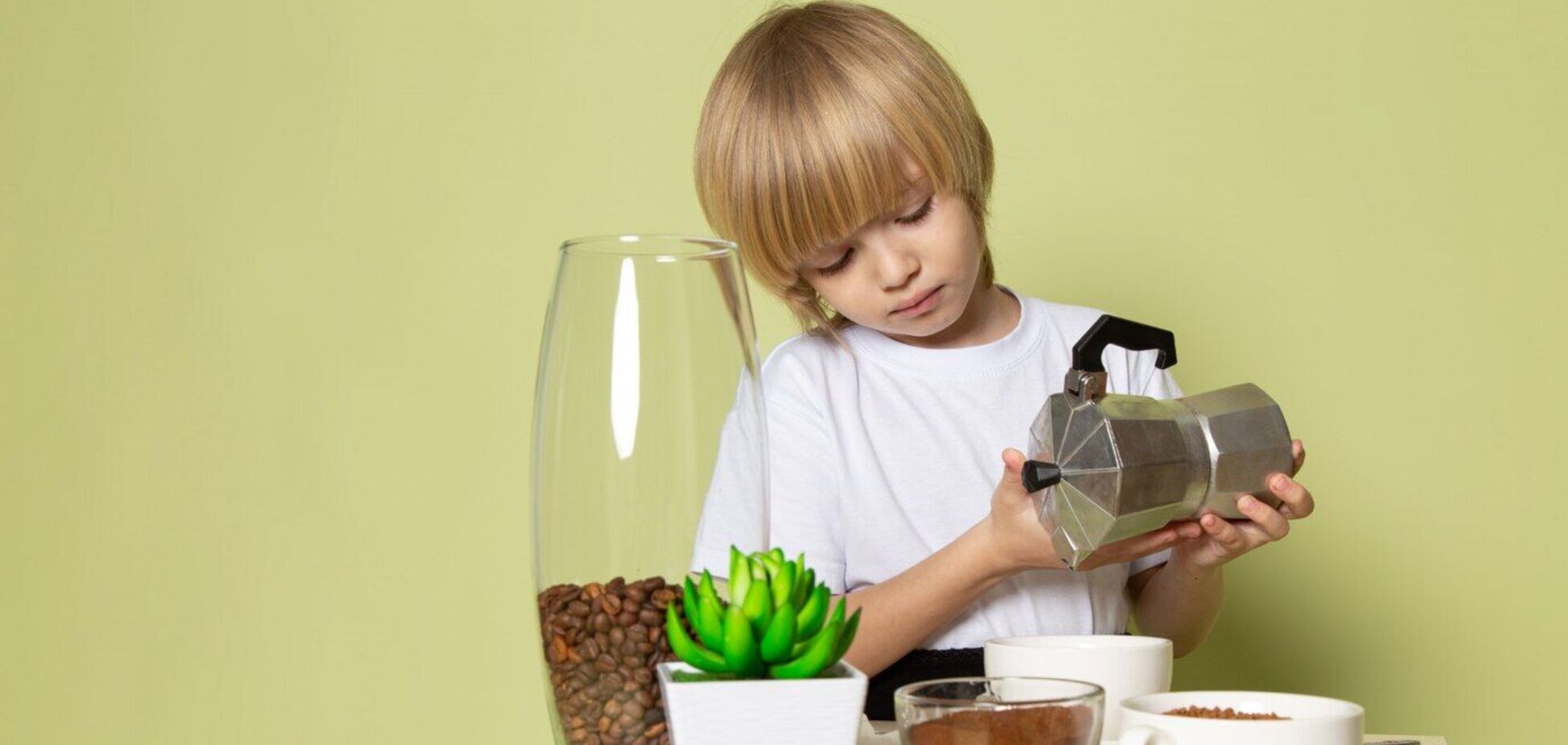 Чи можна дітям пити каву і скільки: експертка пояснила всі нюанси