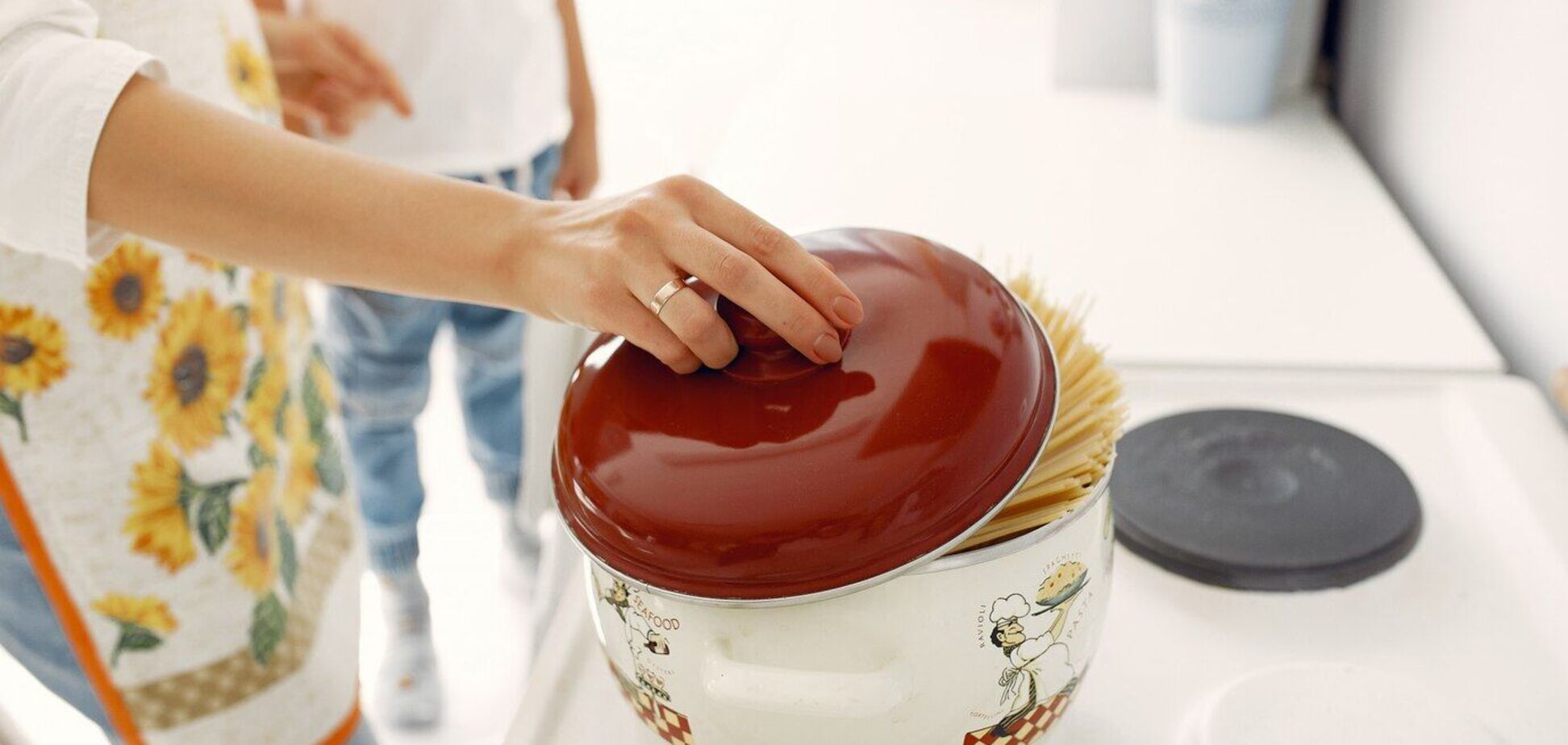 Він точно має бути у вас на кухні: розповідаємо про переваги емальованого посуду