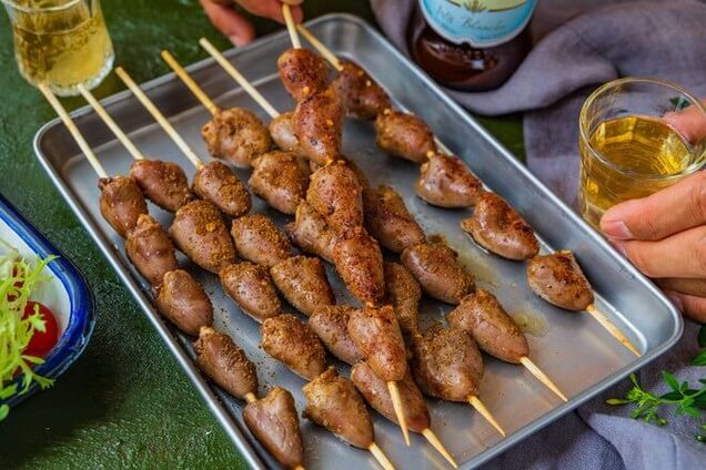 Как приготовить вкусный шашлык из куриных сердечек: удивите родных новым оригинальным блюдом